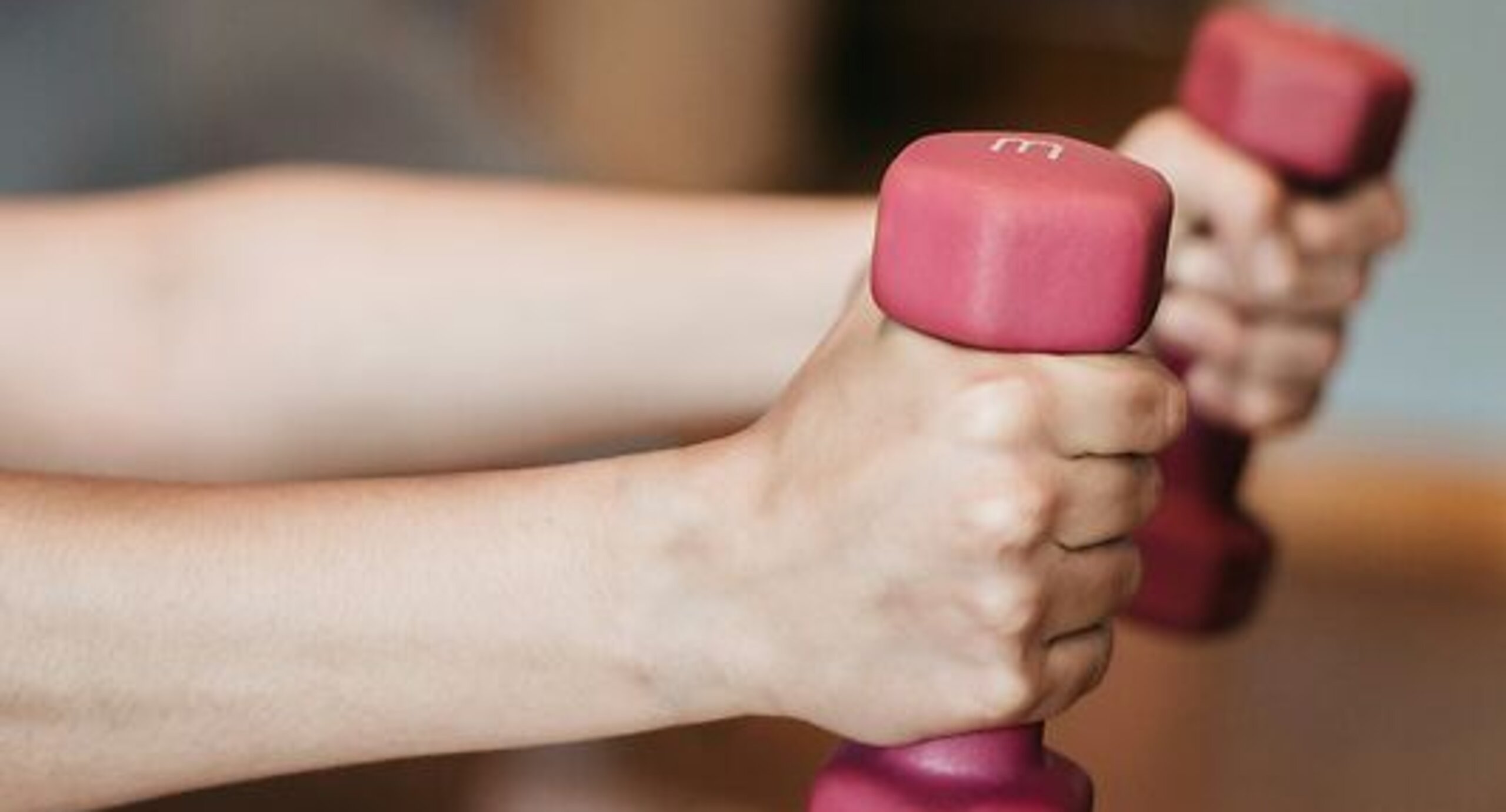 Hantelübung Jemand macht Übungen mit zwei kleinen Hanteln.