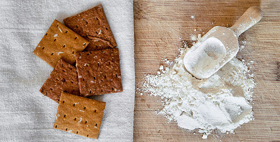 Mehl und Kekse aus Insekten.