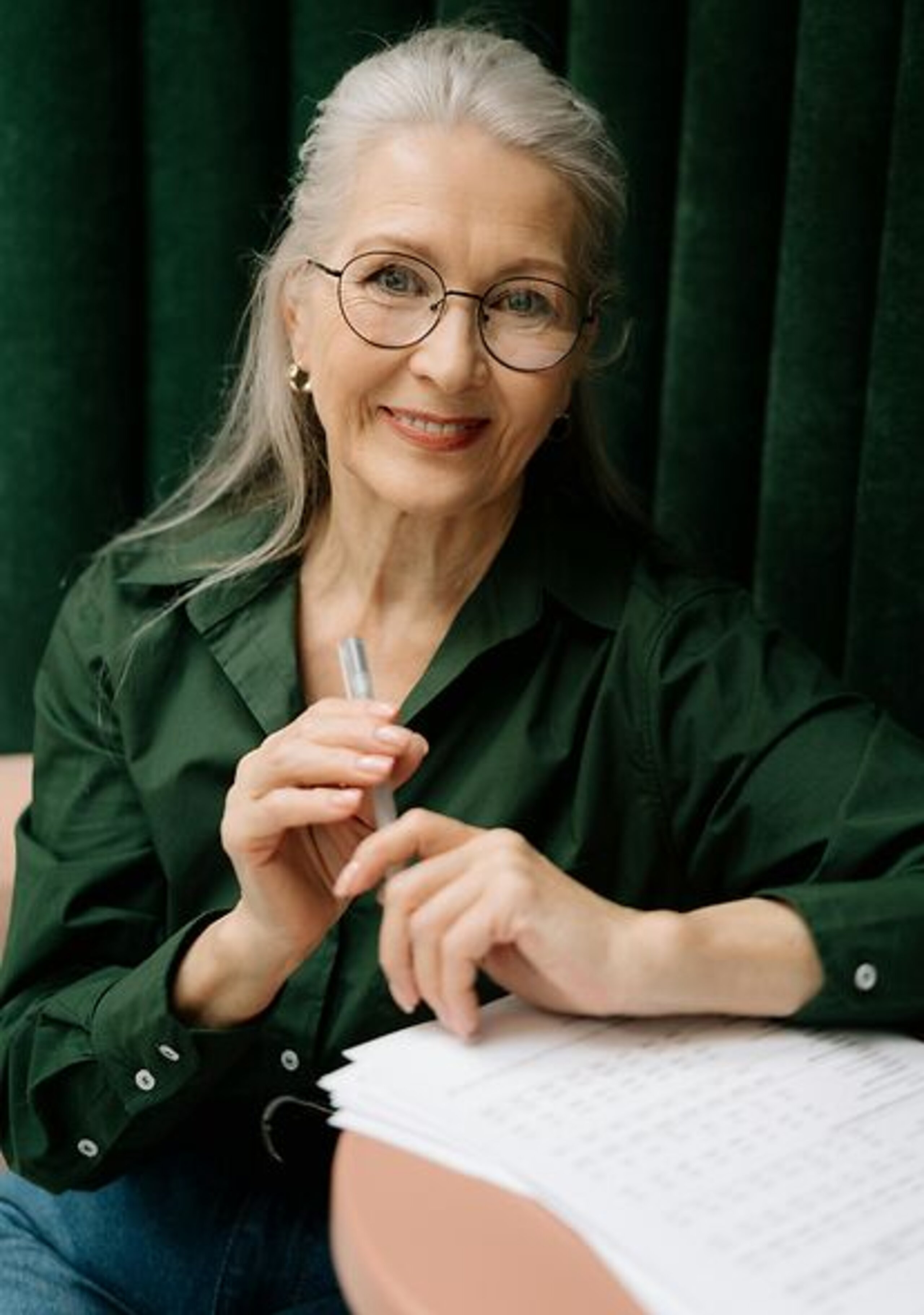 Eine Frau mittleren Alters füllt ein Formular aus.