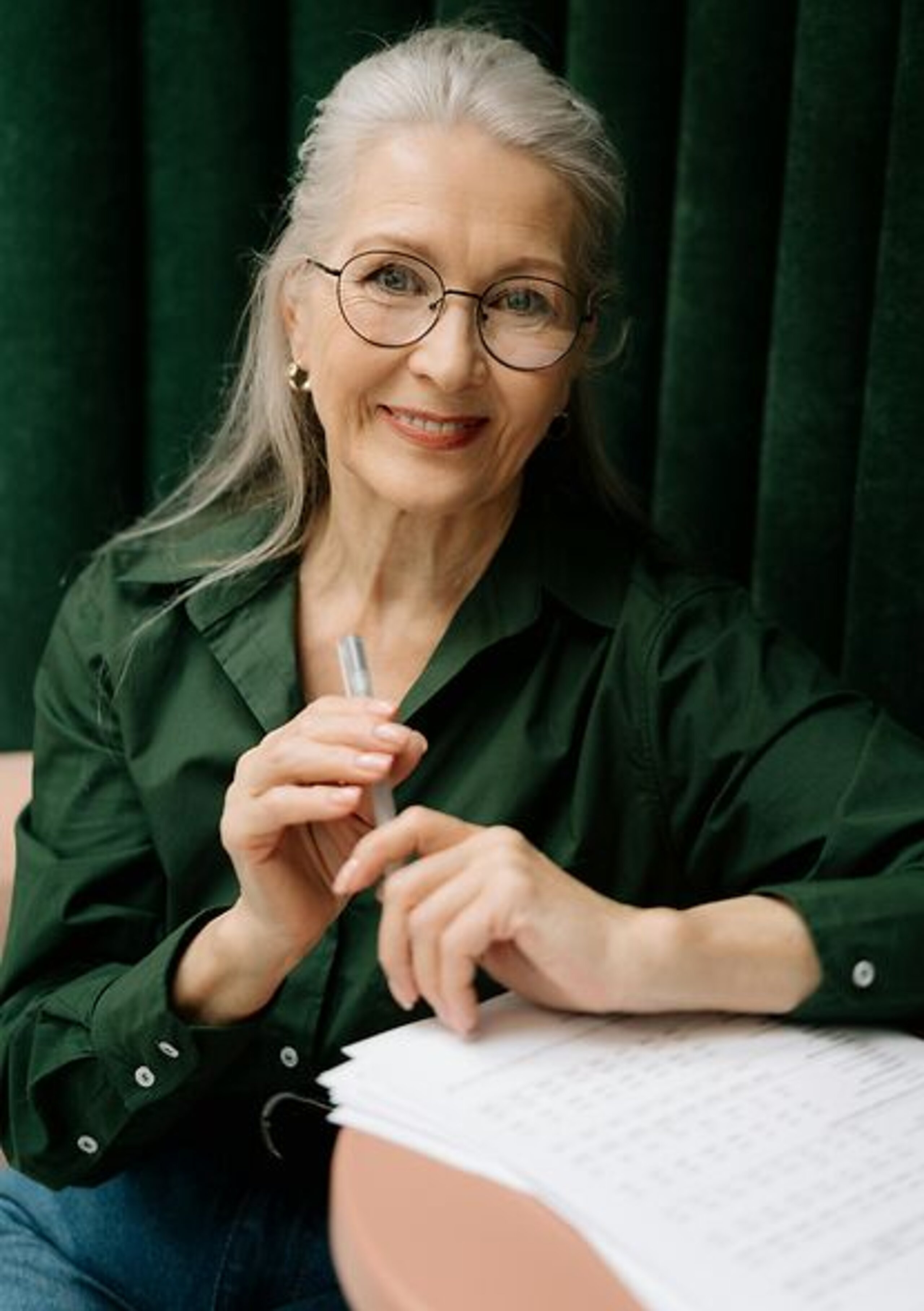 Eine Frau mittleren Alters füllt ein Formular aus.