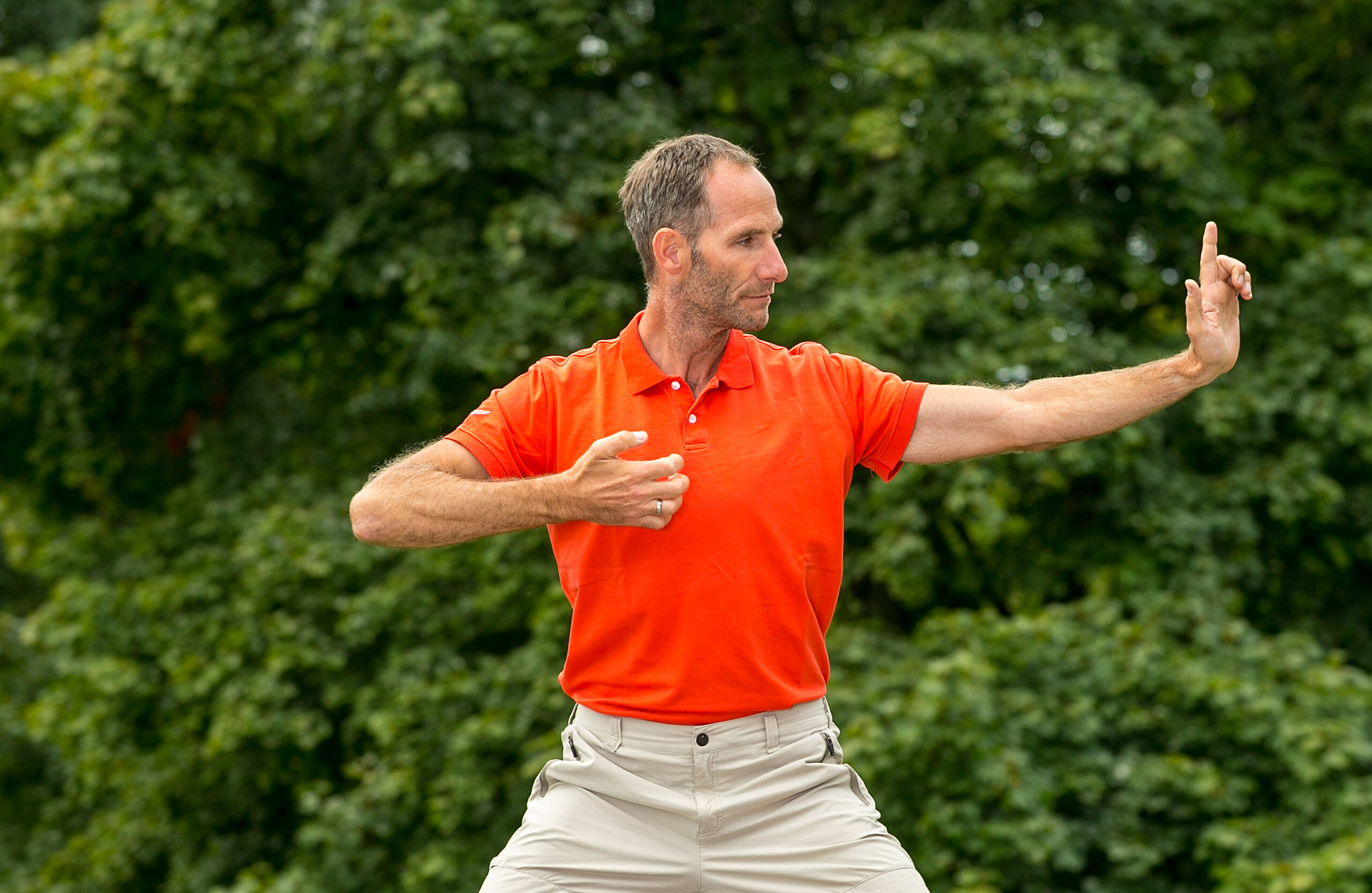 Diplom-Sportlehrer Frank Renner bei einer Qigong Übung