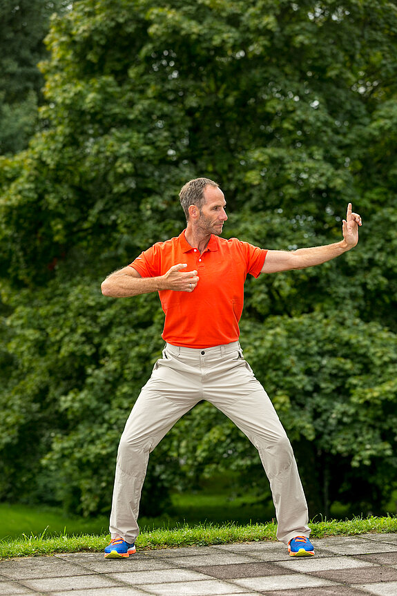 Diplom-Sportlehrer Frank Renner bei einer Qigong Übung