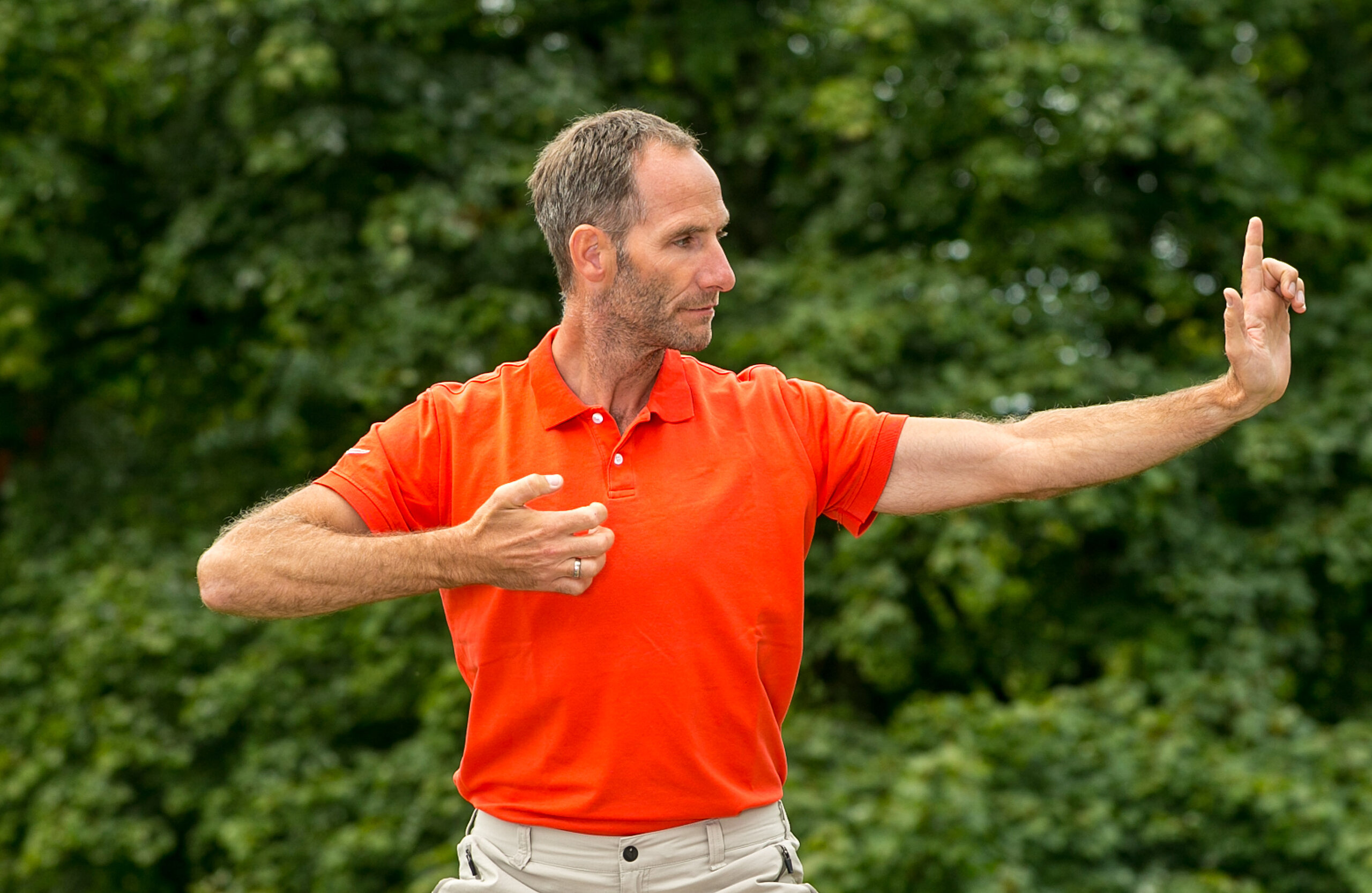 Diplom-Sportlehrer Frank Renner bei einer Qigong Übung