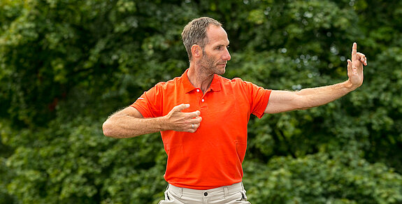 Diplom-Sportlehrer Frank Renner bei einer Qigong Übung