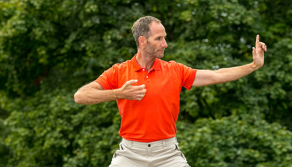 Diplom-Sportlehrer Frank Renner bei einer Qigong Übung