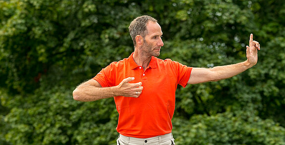 Diplom-Sportlehrer Frank Renner bei einer Qigong Übung