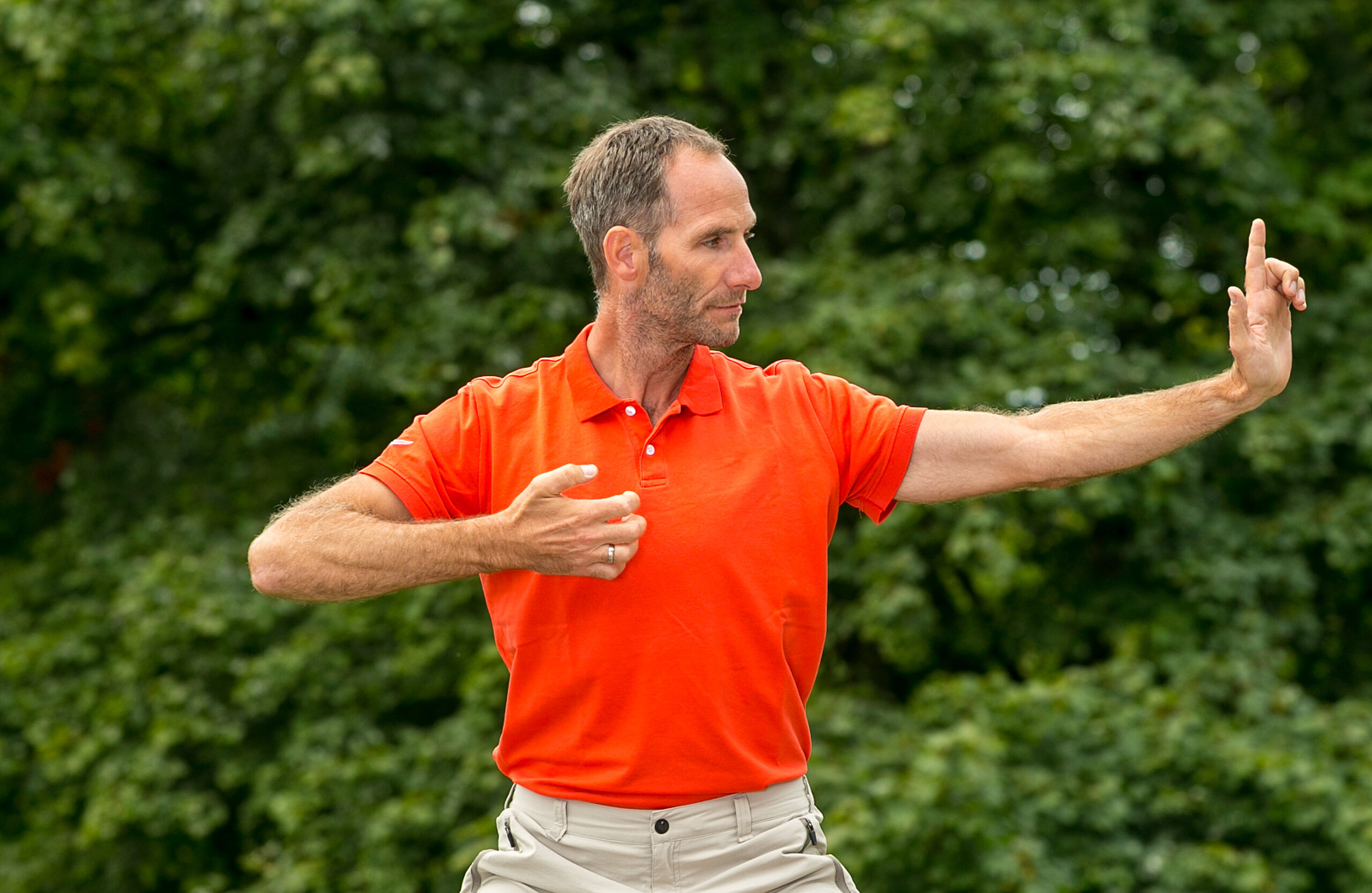 Diplom-Sportlehrer Frank Renner bei einer Qigong Übung