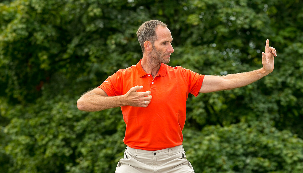 Diplom-Sportlehrer Frank Renner bei einer Qigong Übung