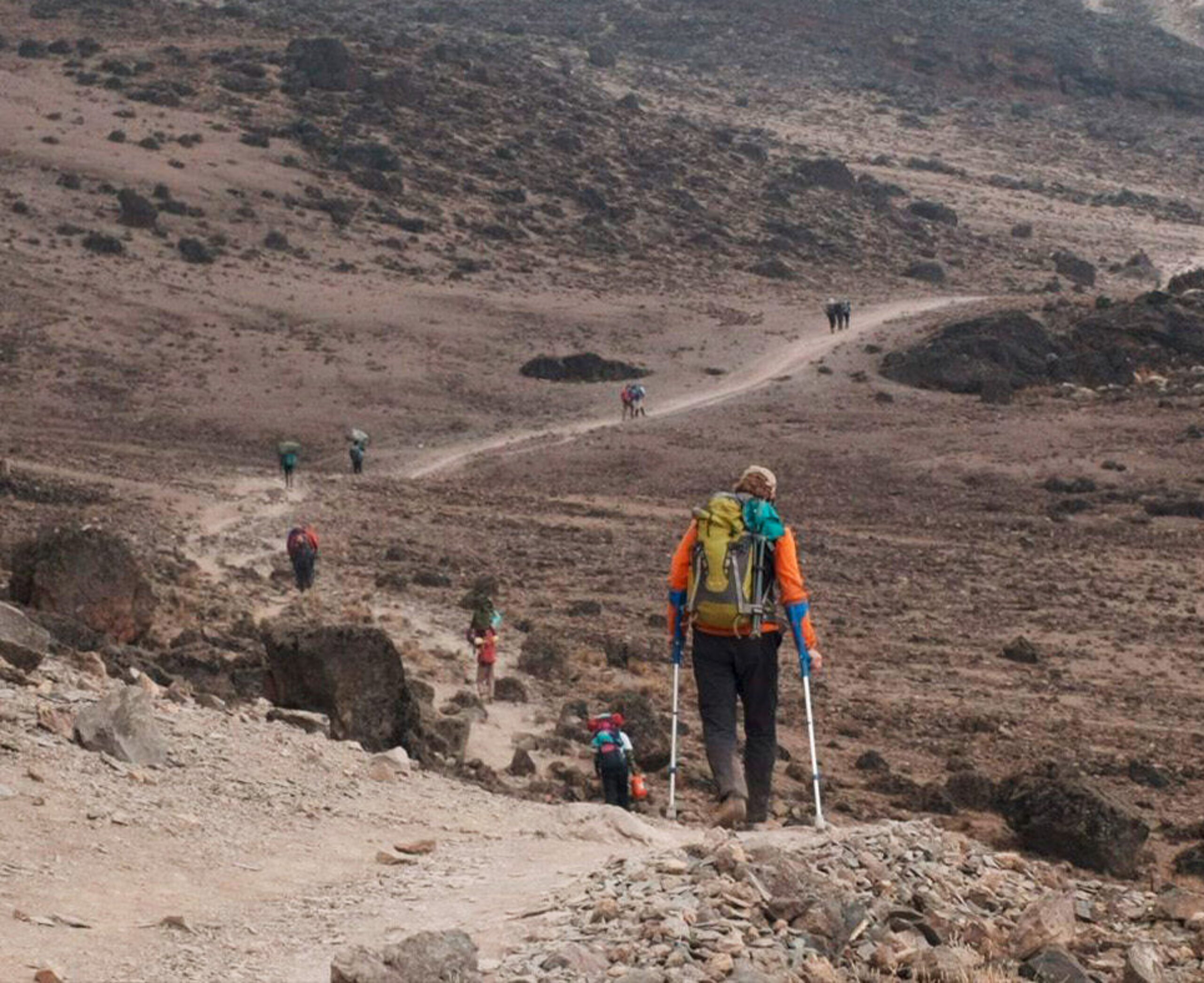 Thomas Lämmle wandert auf dem Kilimandscharo mit Gehstützen.