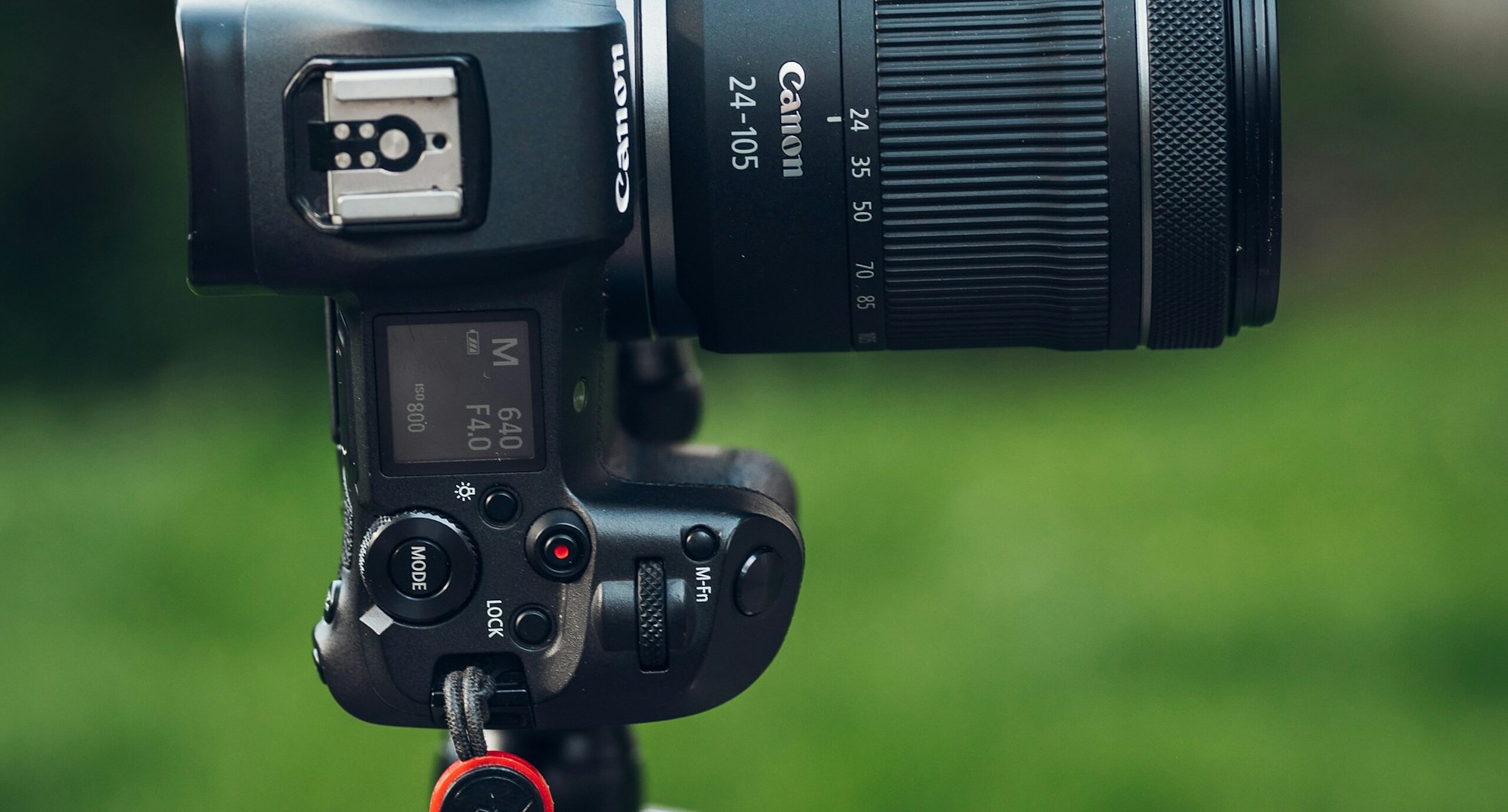 Das Bild zeigt eine Kamera auf einem Stativ.