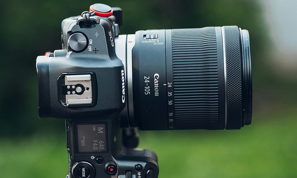 Das Bild zeigt eine Kamera auf einem Stativ.