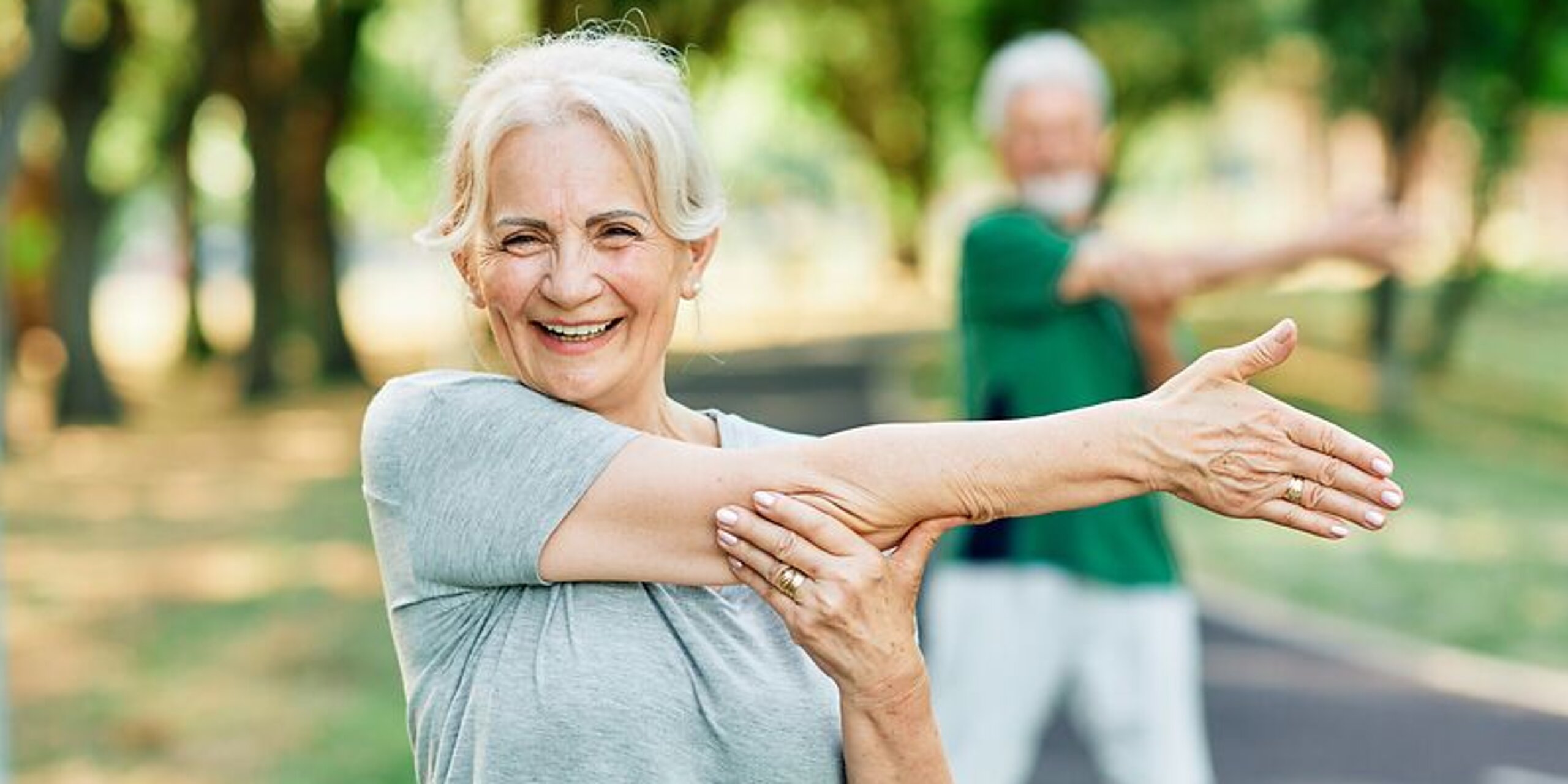 Frau Dehnt sich im Park.