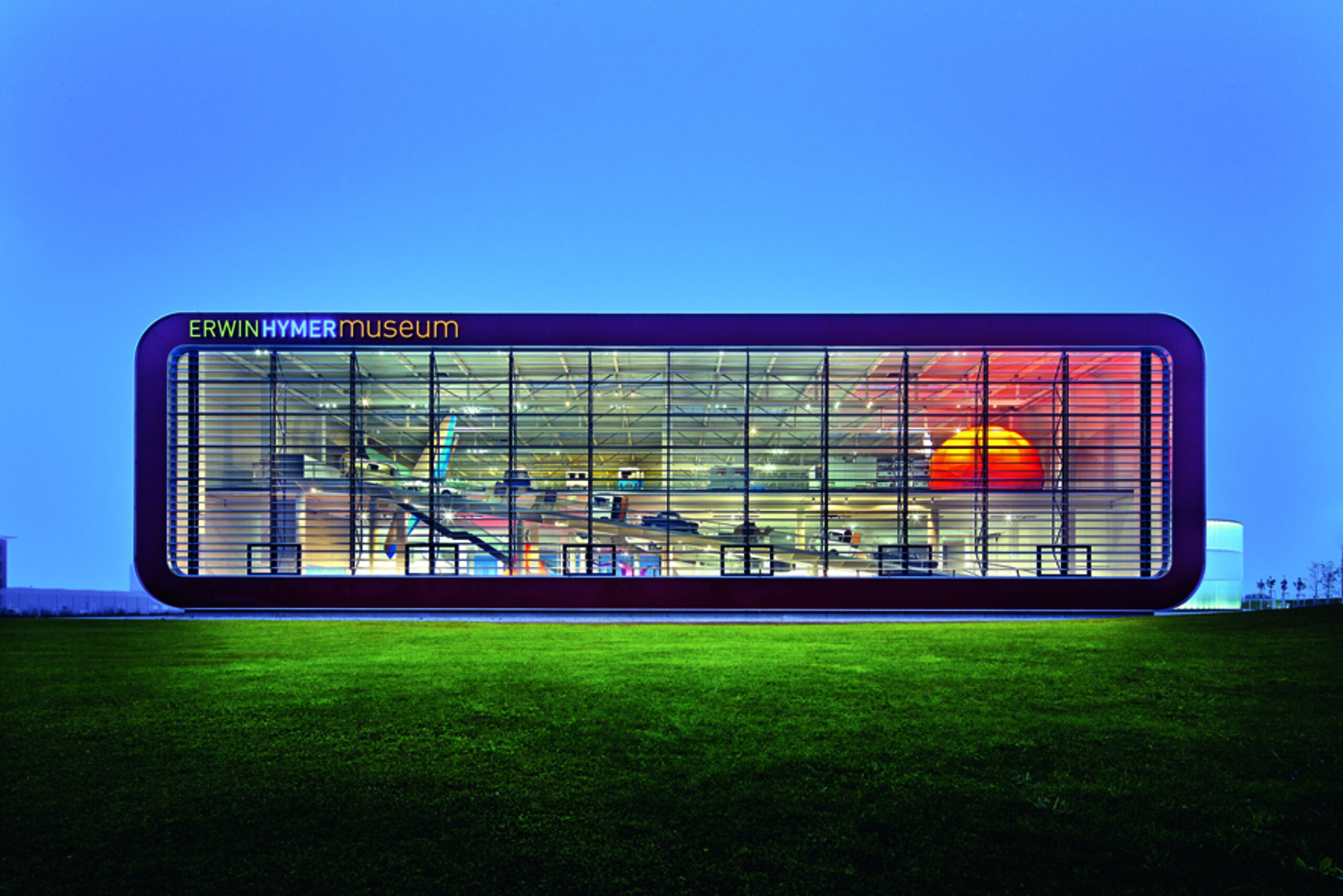 ehm_gebäude_bei_nacht odernes, leuchtendes Gebäude des Erwin Hymer Museums bei Nachtaufnahme.