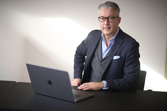 Neuer Klinikdirektor der Klinik im Hofgarten Marc Heise am Schreibtisch