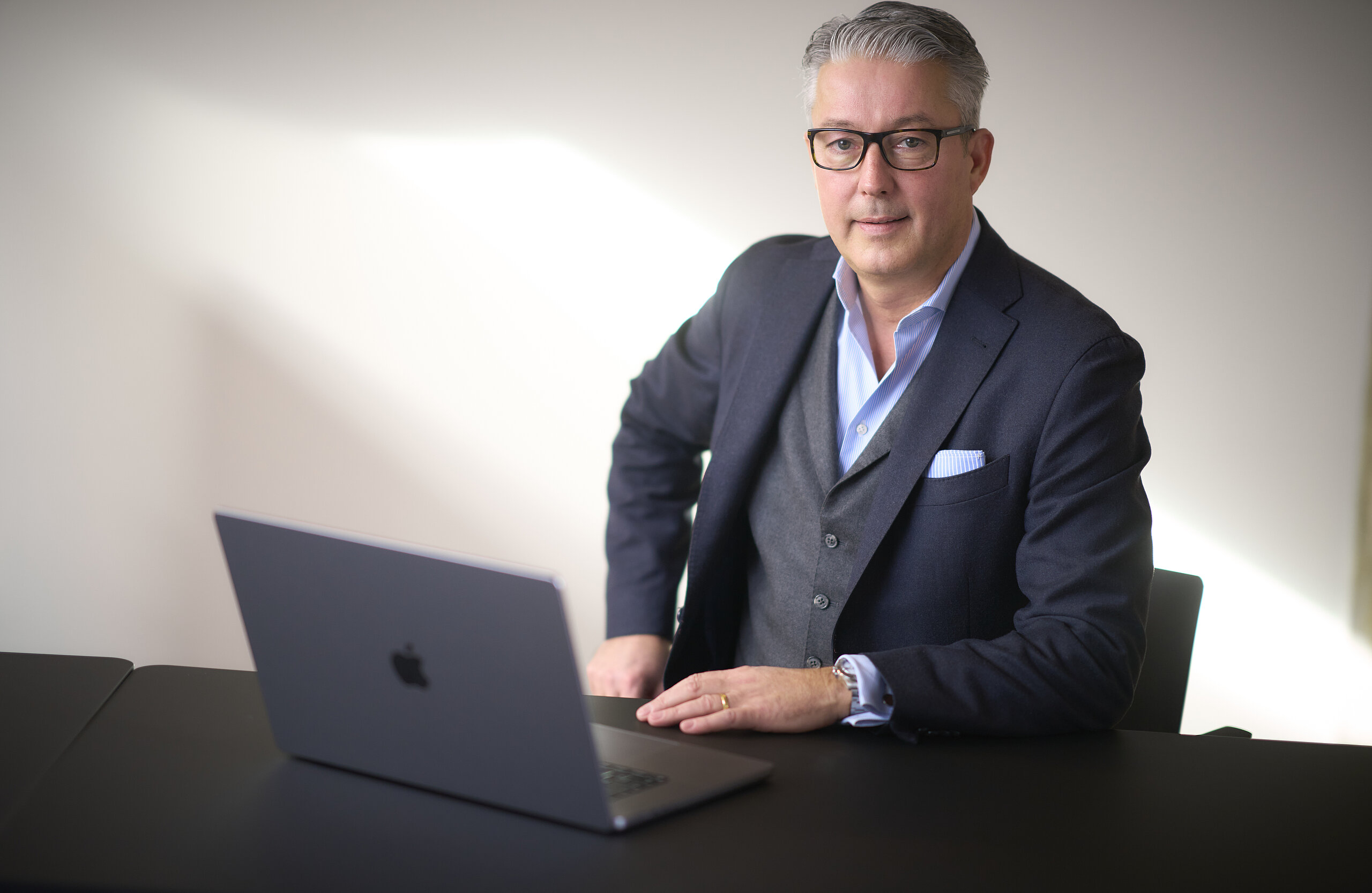 Neuer Klinikdirektor der Klinik im Hofgarten Marc Heise am Schreibtisch