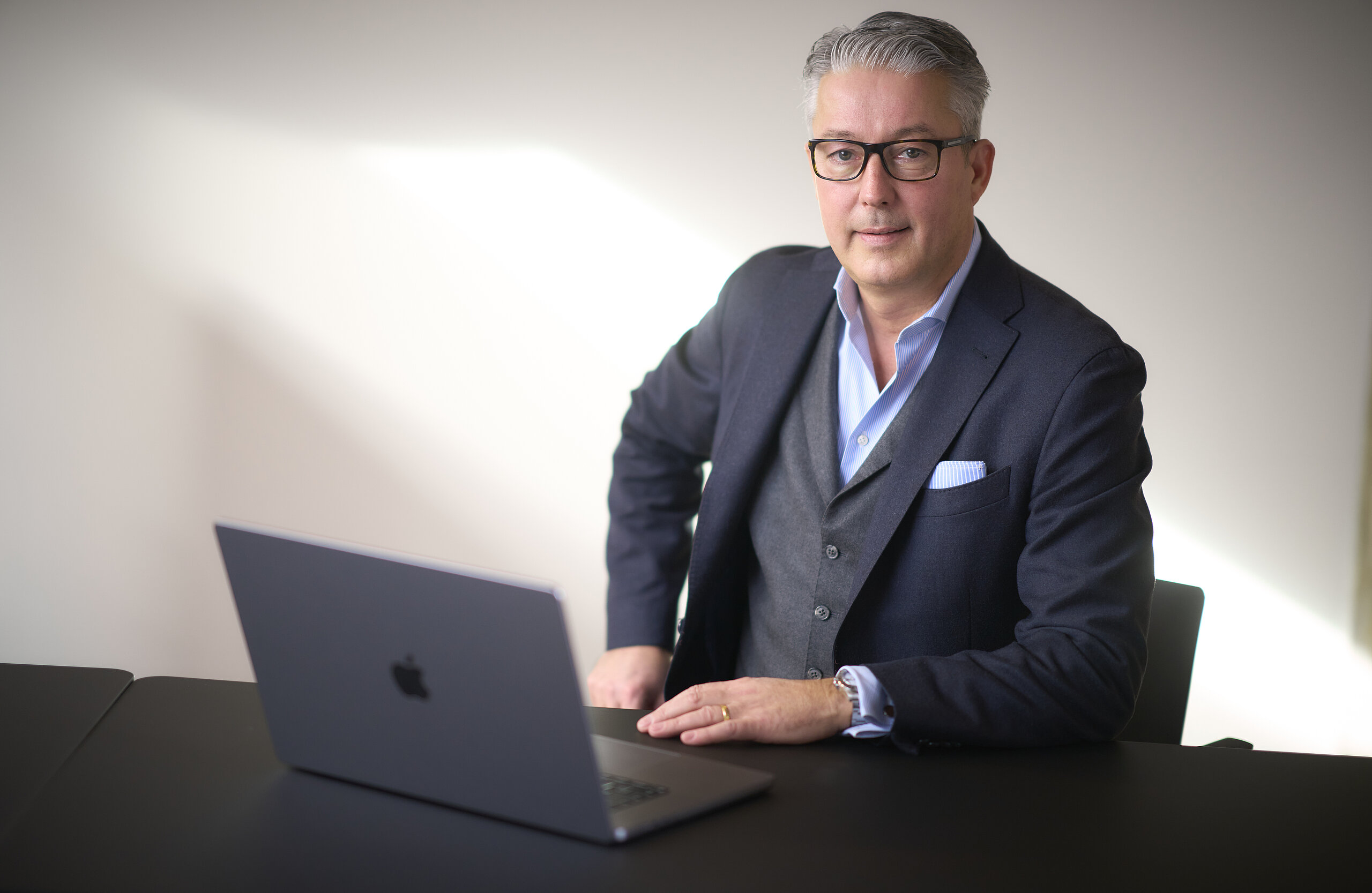 marc_heise_2025 Neuer Klinikdirektor der Klinik im Hofgarten Marc Heise am Schreibtisch