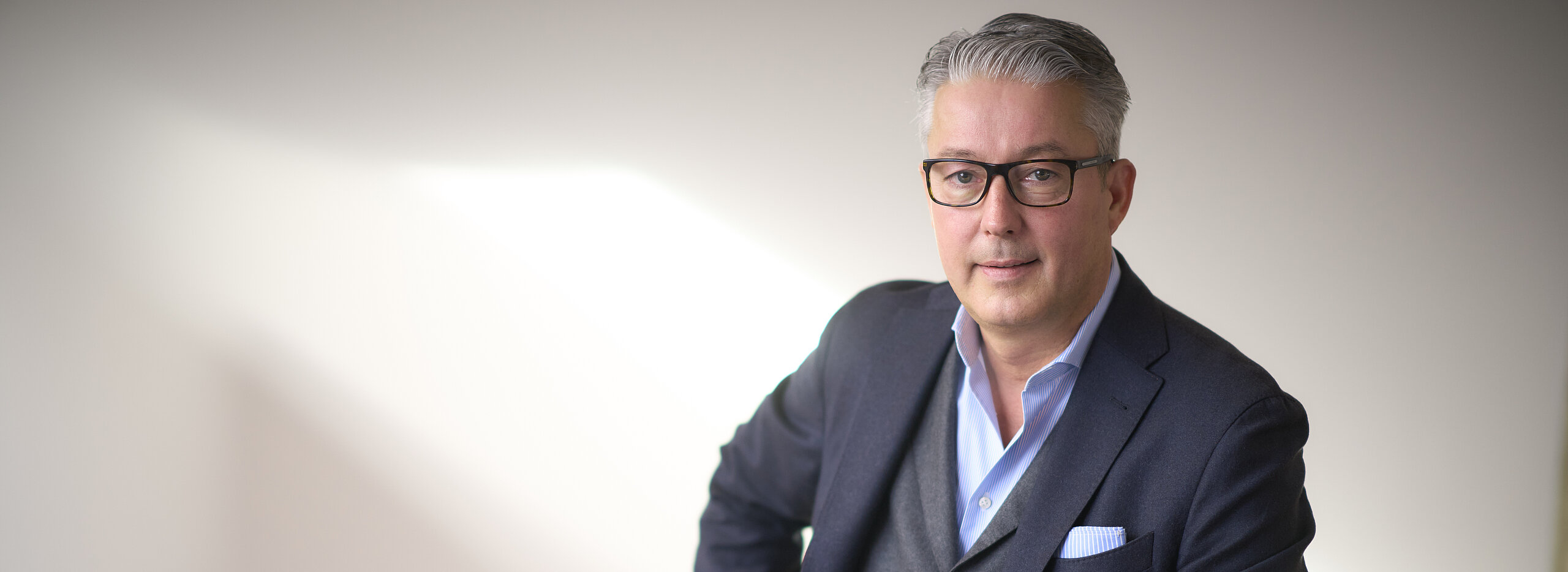 Neuer Klinikdirektor der Klinik im Hofgarten Marc Heise am Schreibtisch