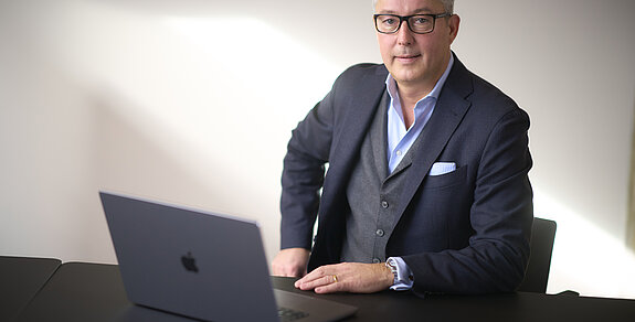 Neuer Klinikdirektor der Klinik im Hofgarten Marc Heise am Schreibtisch