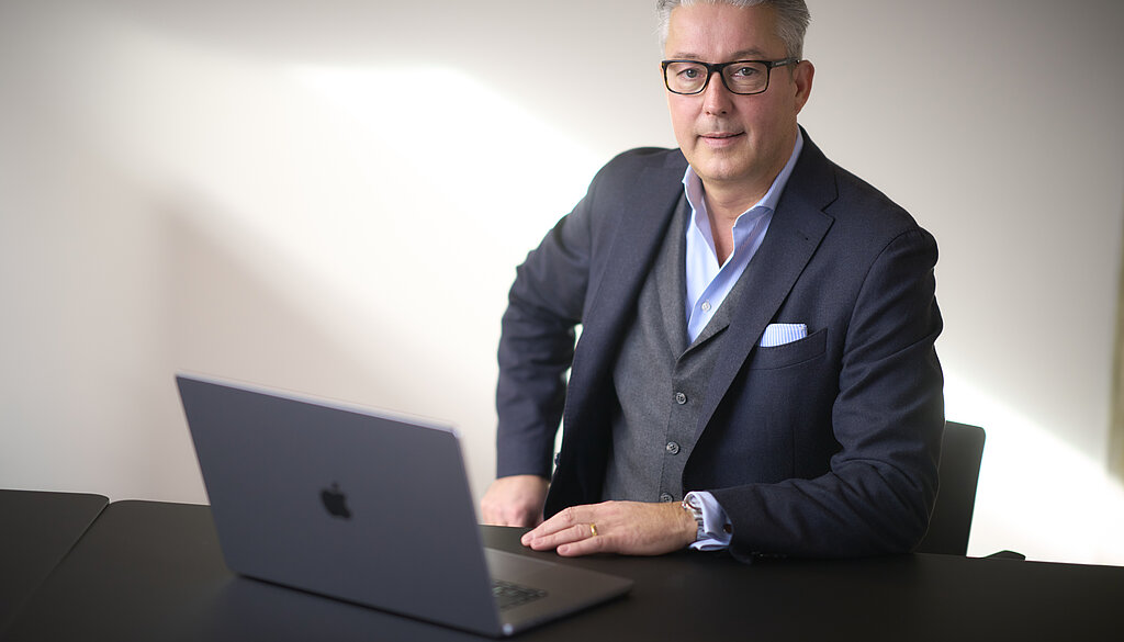 Neuer Klinikdirektor der Klinik im Hofgarten Marc Heise am Schreibtisch
