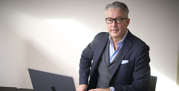 marc_heise_2025 Neuer Klinikdirektor der Klinik im Hofgarten Marc Heise am Schreibtisch