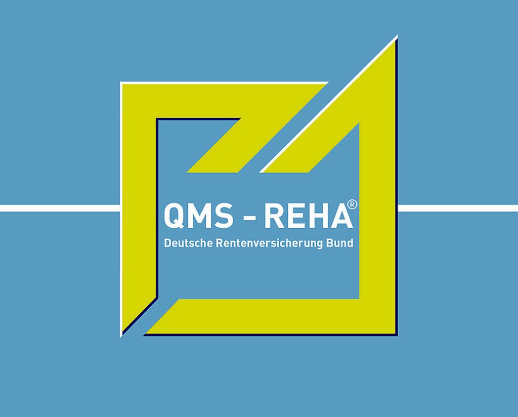 Auf blauem Hintergrund das QMS-REHA-Logo in weiß mit der grünen Umrahmung