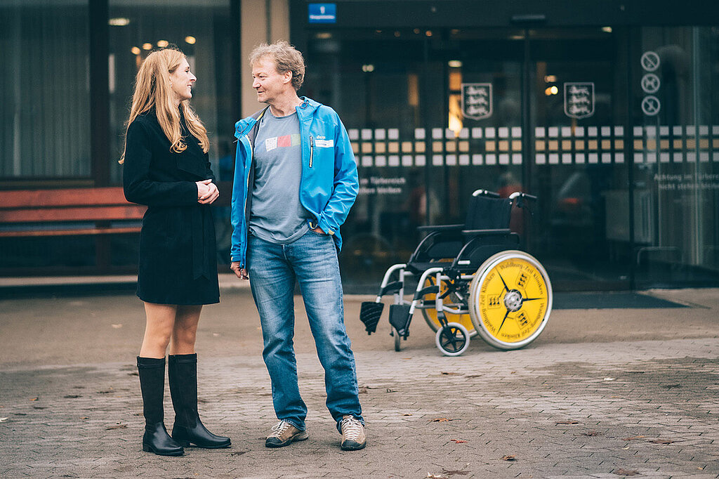 Thomas Lämmle unterhält sich mit Oberärztin Dr. Orsolya Imre vor der Argentalklinik.
