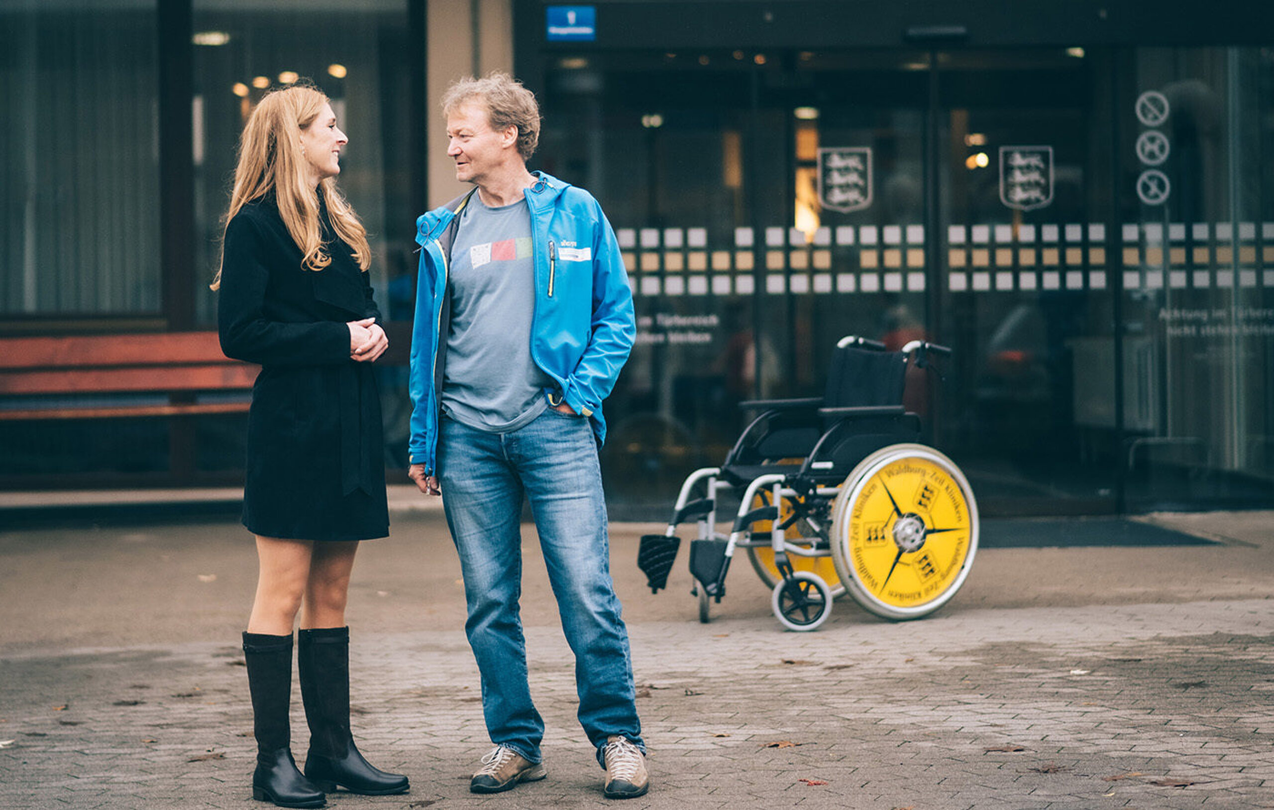 Thomas Lämmle unterhält sich mit Oberärztin Dr. Orsolya Imre vor der Argentalklinik.