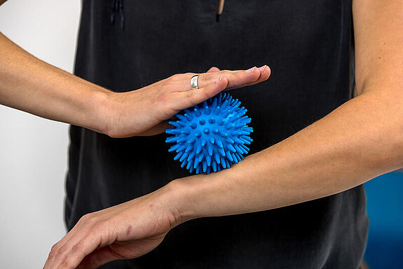 Handmassage mit blauem Igelball