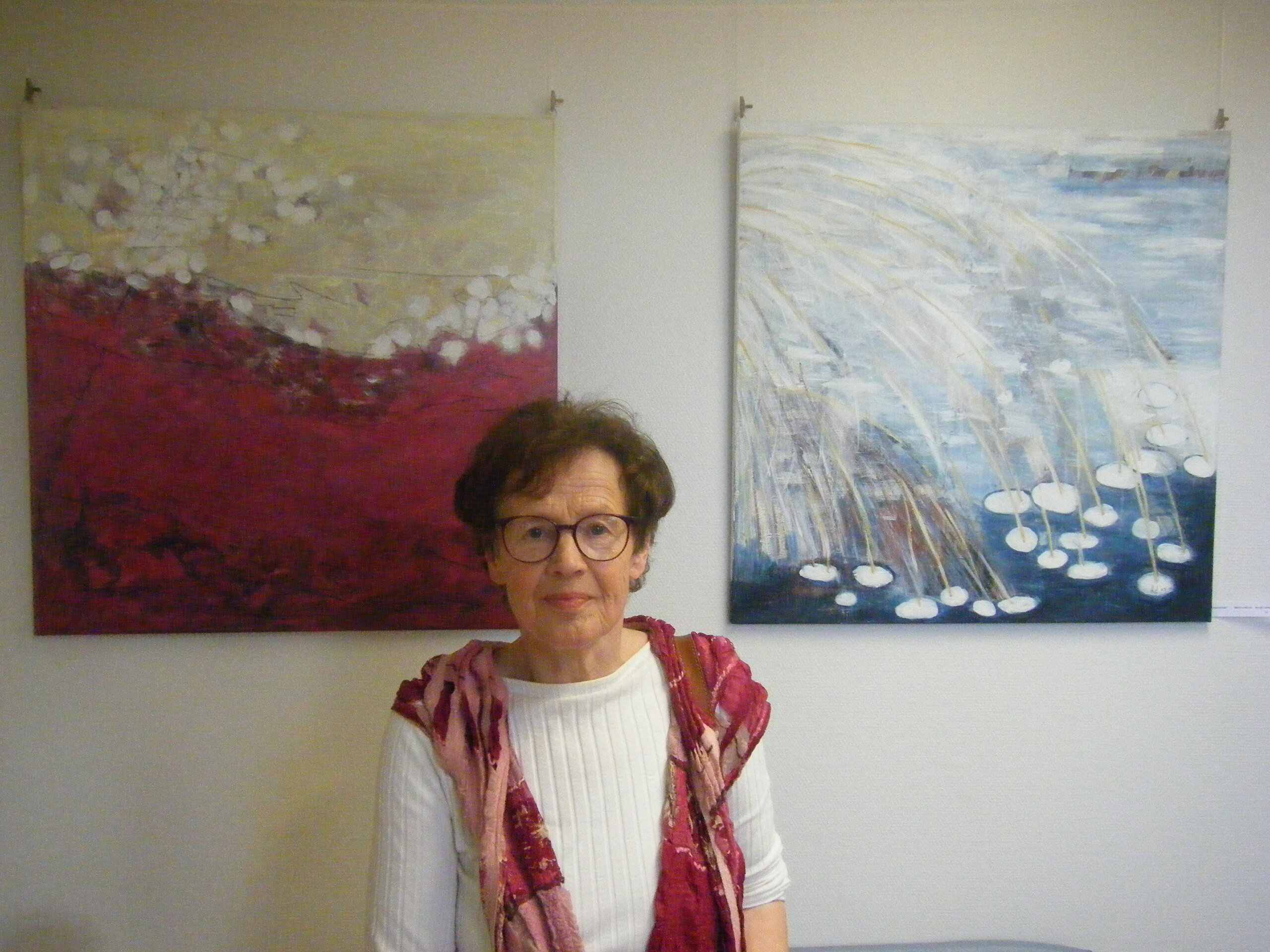 Heidi Hofmeister vor zwei ihrer Werke.