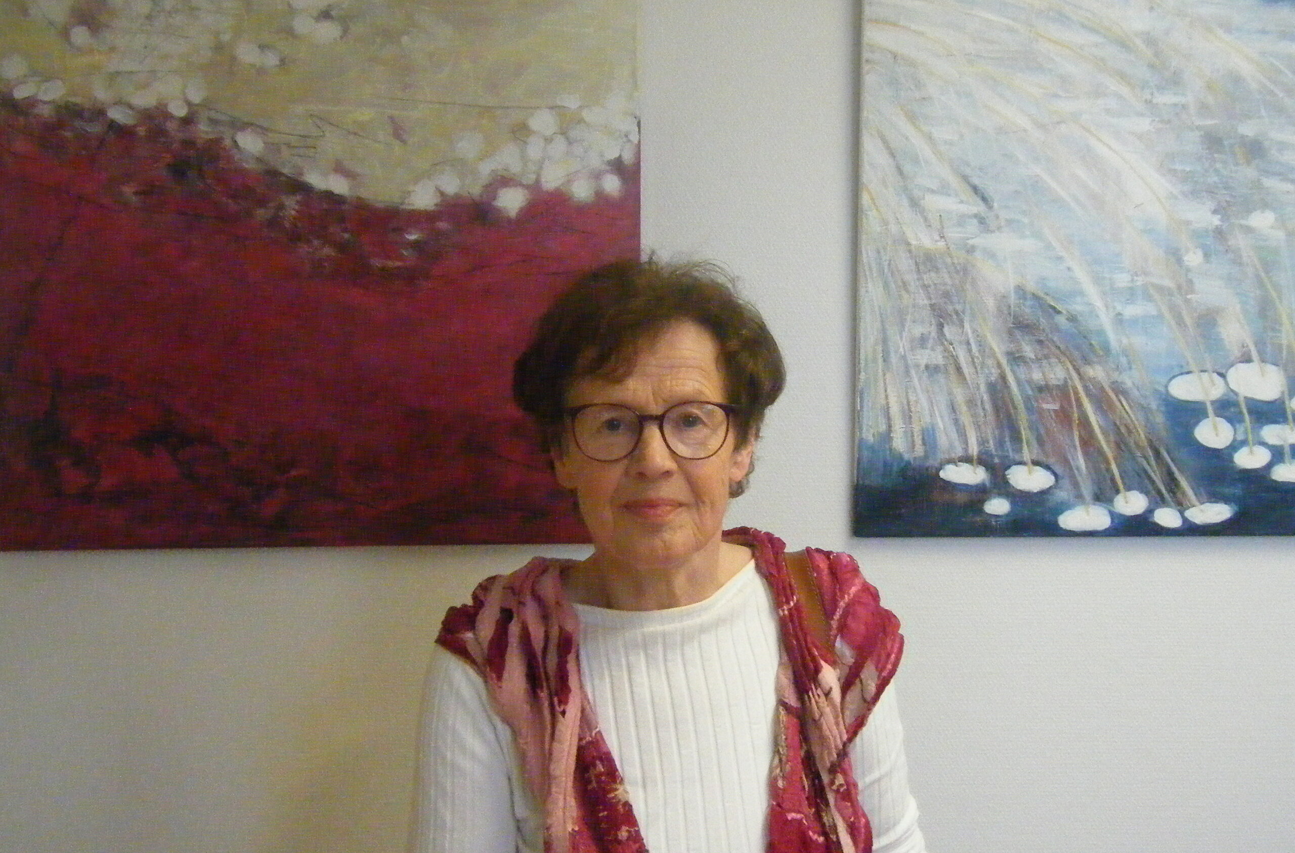 Heidi Hofmeister vor zwei ihrer Werke.