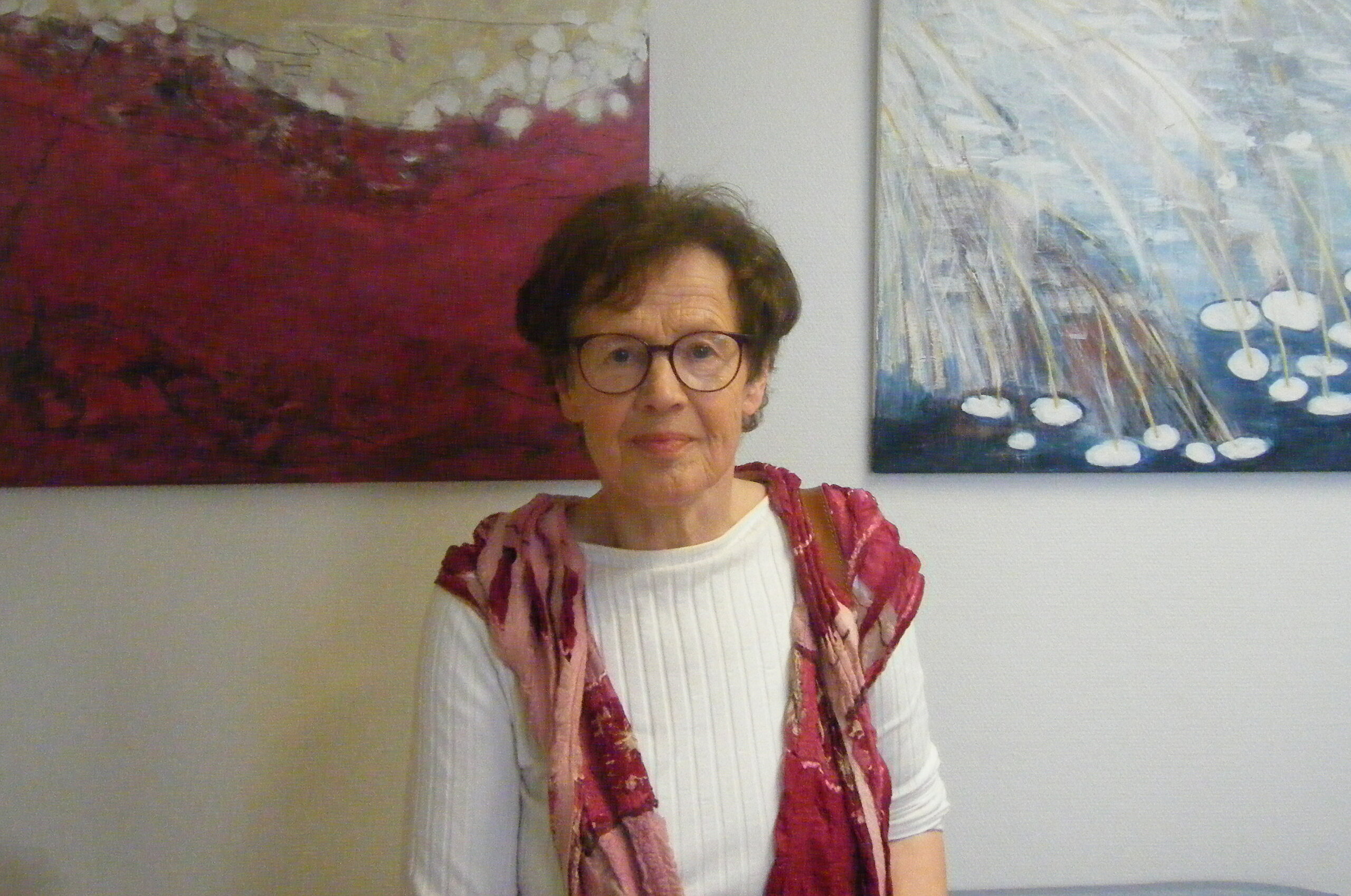 Heidi Hofmeister vor zwei ihrer Werke.