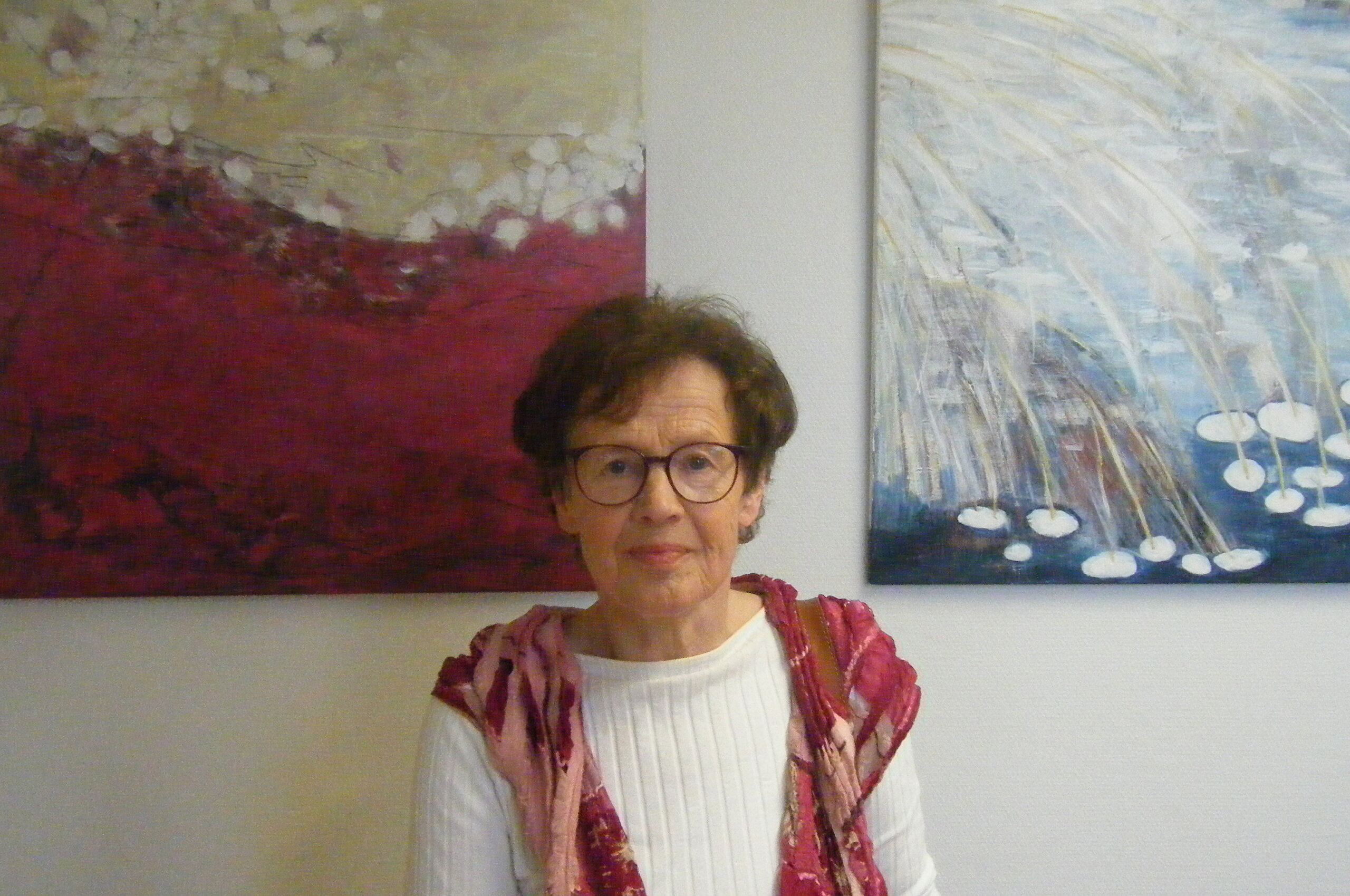 Heidi Hofmeister vor zwei ihrer Werke.