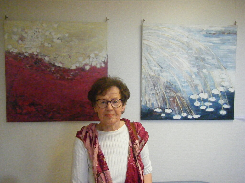 Heidi Hofmeister vor zwei ihrer Werke.