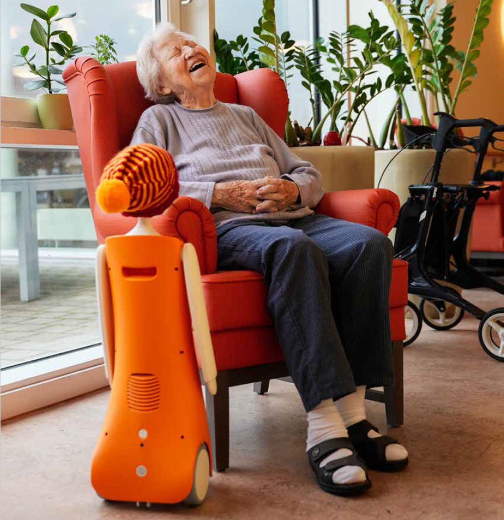 Altenheim Roboter mit einer lachenden Seniorin.