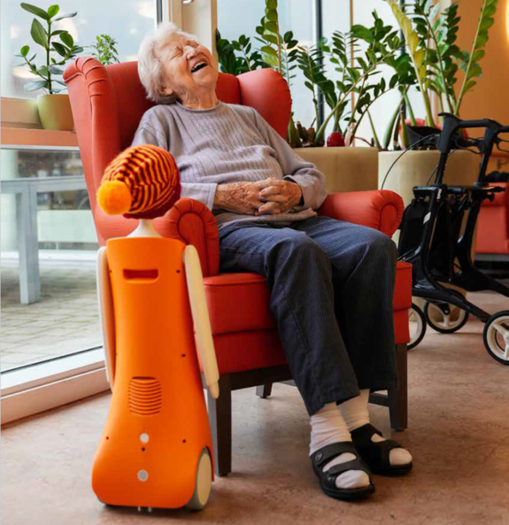 Altenheim Roboter mit einer lachenden Seniorin.