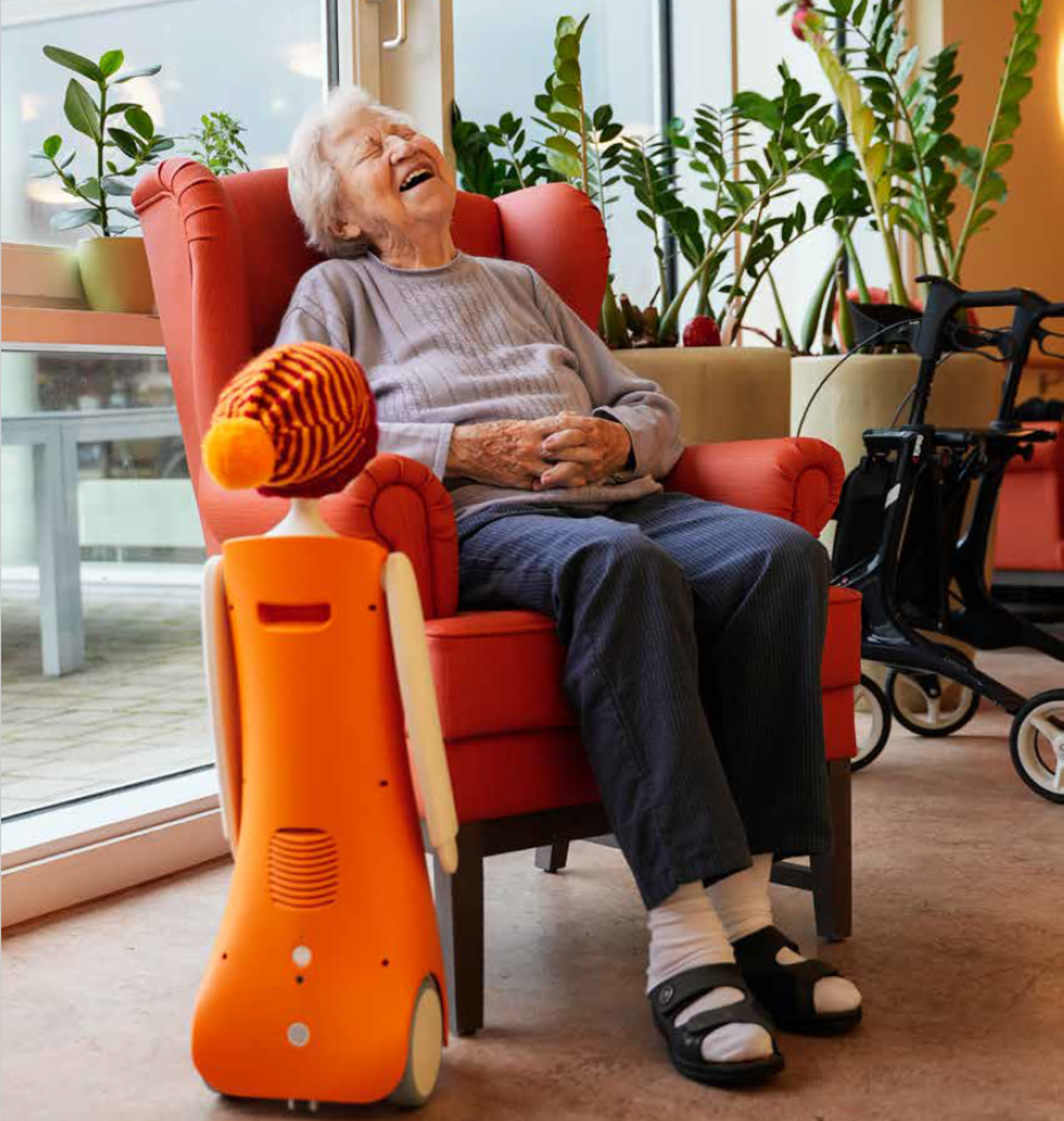 Altenheim Roboter mit einer lachenden Seniorin.