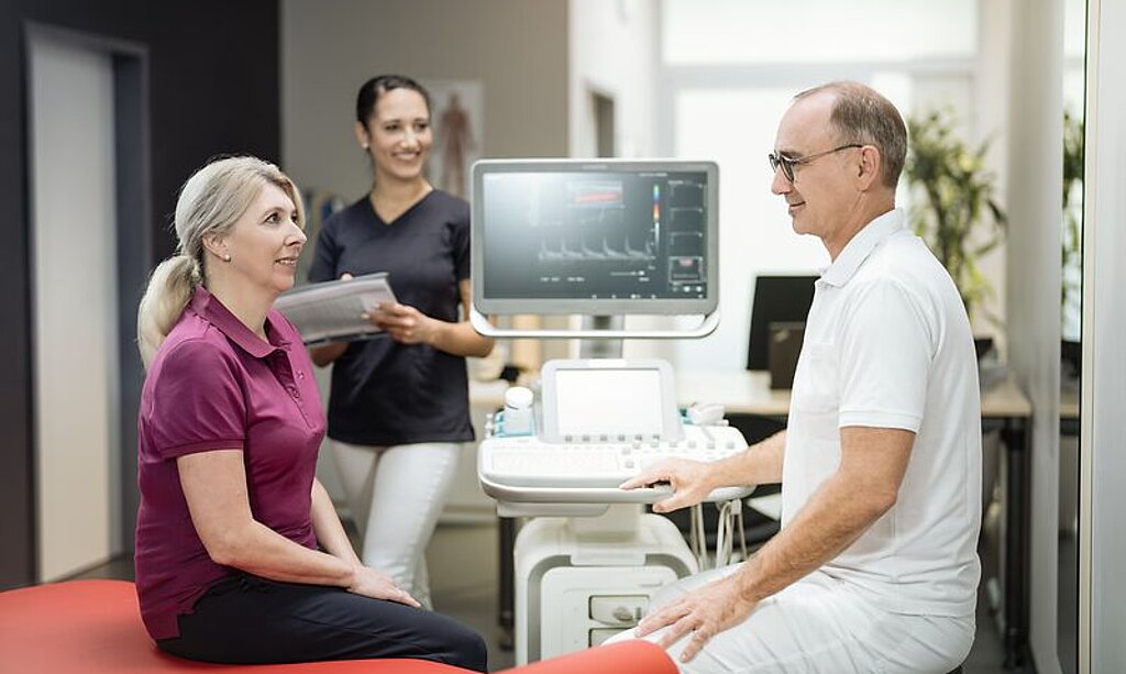 Ein Arzt redet mit einer Patientin.