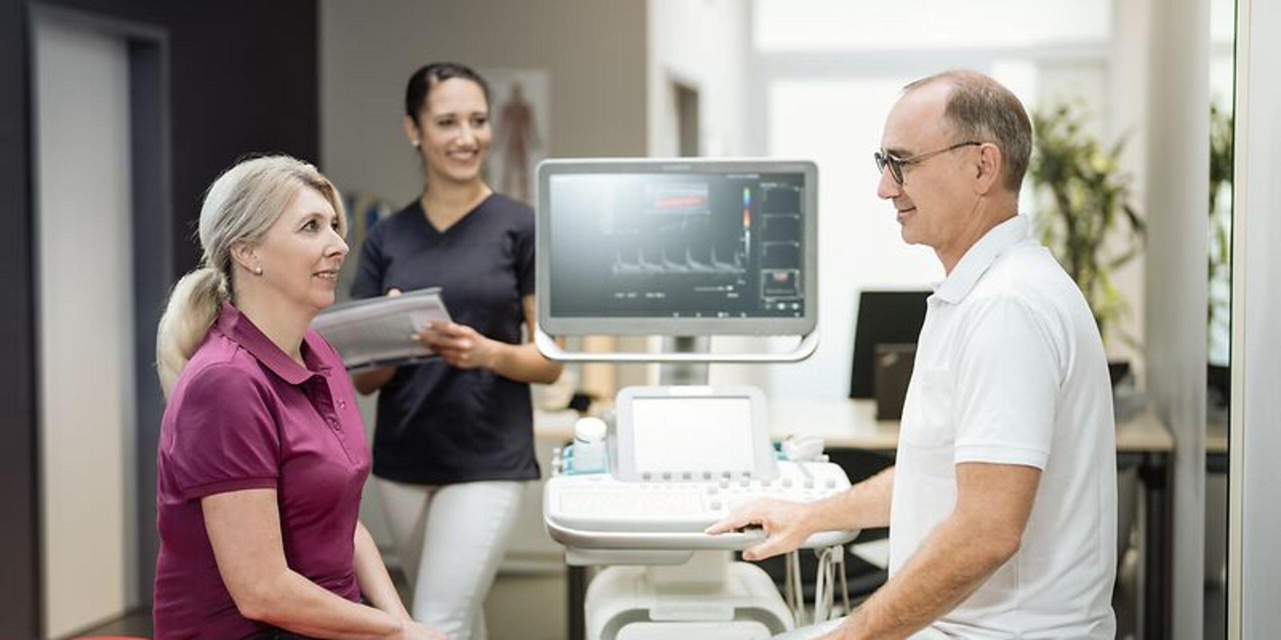 Ein Arzt redet mit einer Patientin.