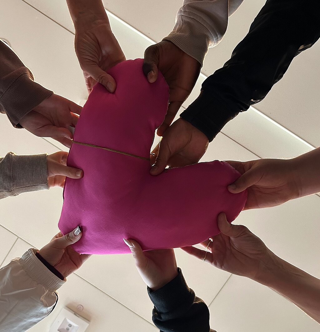 Selbst genähtes Herzkissen von Schülern