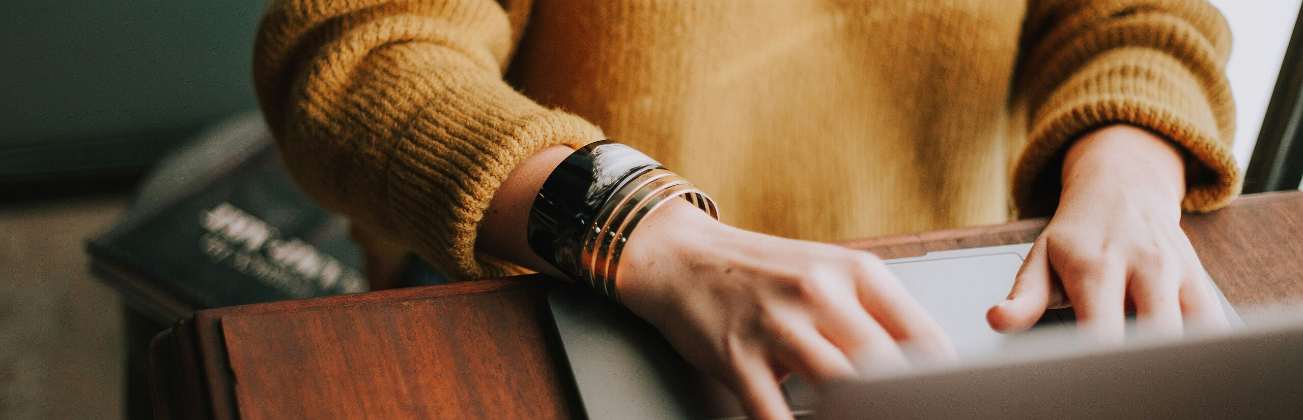 Person tippt etwas auf dem Laptop.