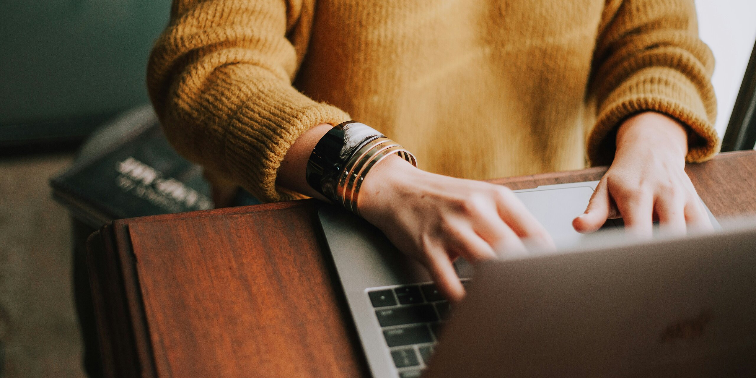 Person tippt etwas auf dem Laptop.