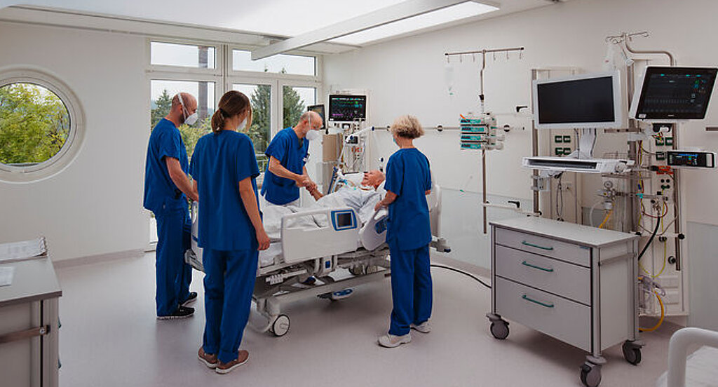 Ein Team steht am Patientenbett auf der Intensivstation.