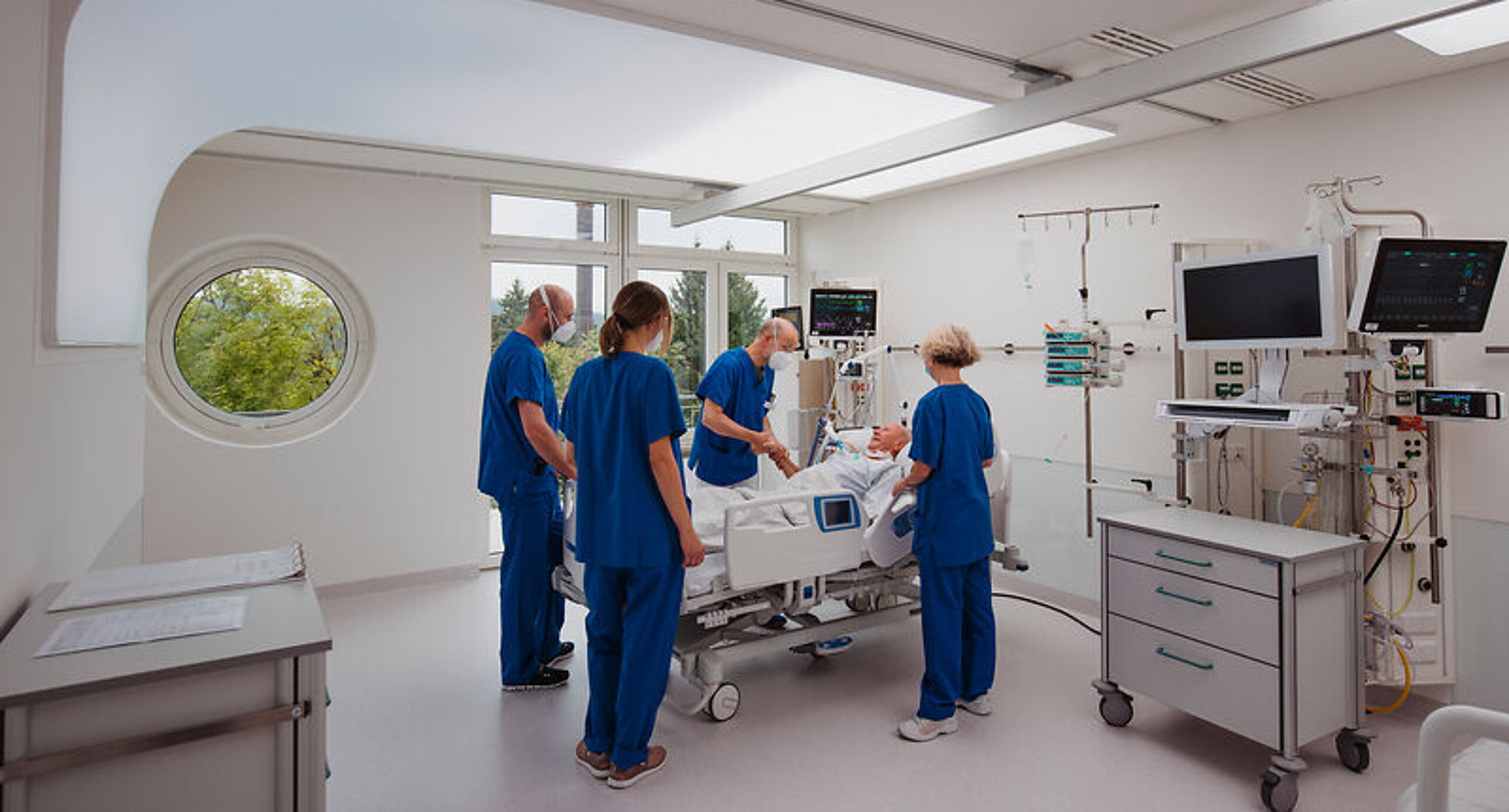 Ein Team steht am Patientenbett auf der Intensivstation.