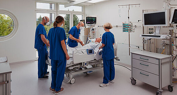 Ein Team steht am Patientenbett auf der Intensivstation.