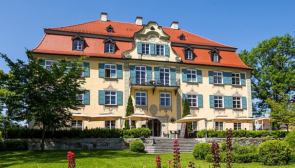 Hinteransicht Schloss Neutrauchburg mit Terasse