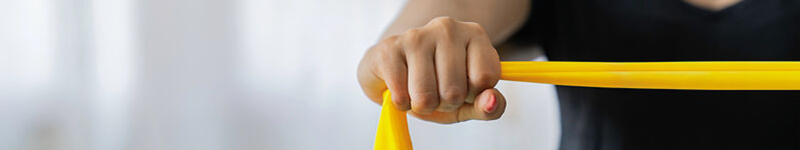 Kräftigungsübungen mit dem Terraband in der Rehaklinik Bad Wurzach – moderne Physiotherapie für Orthopädie, Neurologie und Geriatrie in Oberschwaben.