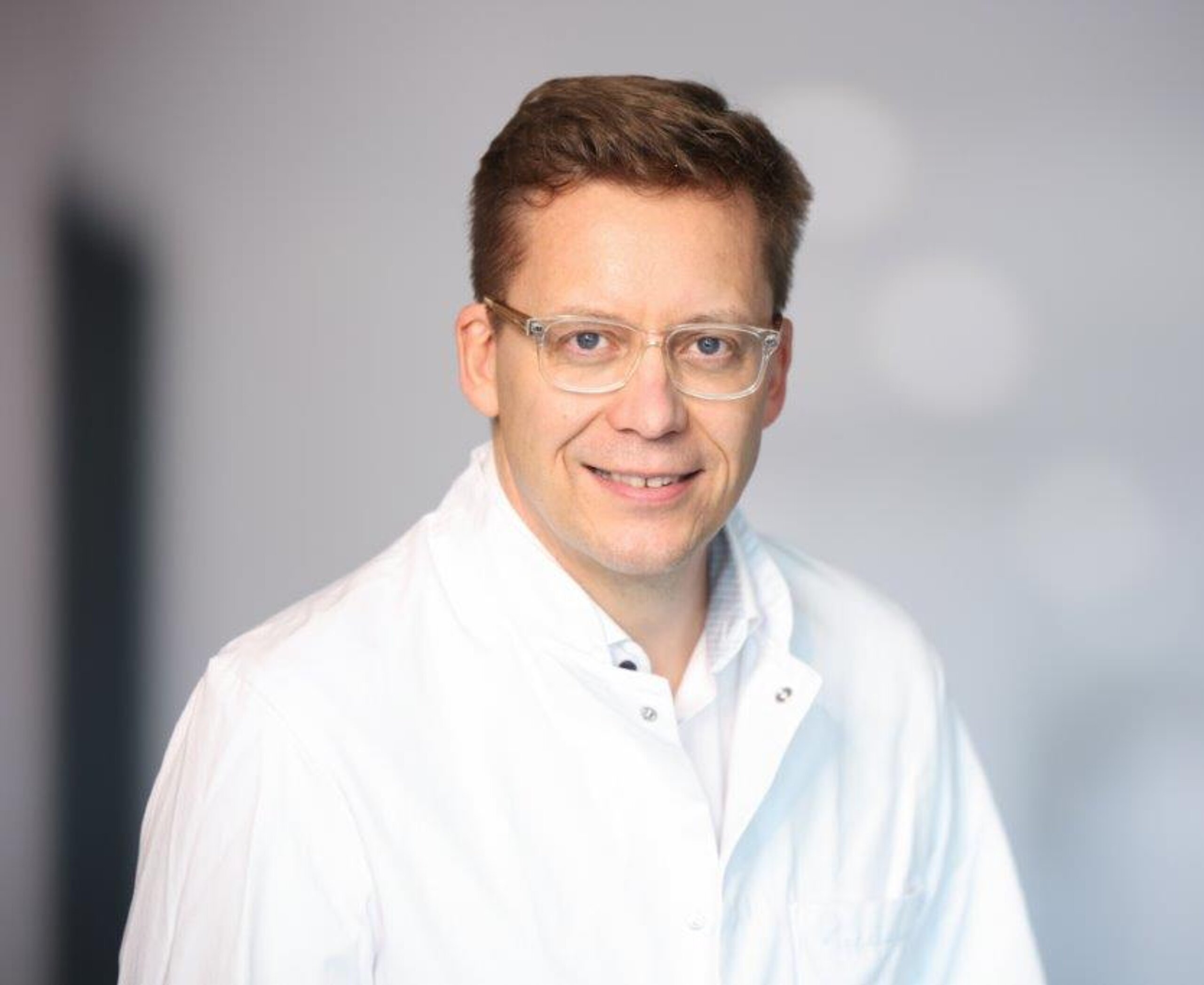 Prof. Dr. med. Christian Schumann Stellvertretender Leiter Lungenkrebszentrum Allgäu/Oberschwaben Chefarzt der Klinik für Pneumologie, Thoraxonkologie, Schlaf- und Beatmungsmedizin Klinikverbund Allgäu, Klinikum Kempten