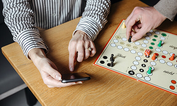 Ein Brettspiel und ein Handy.