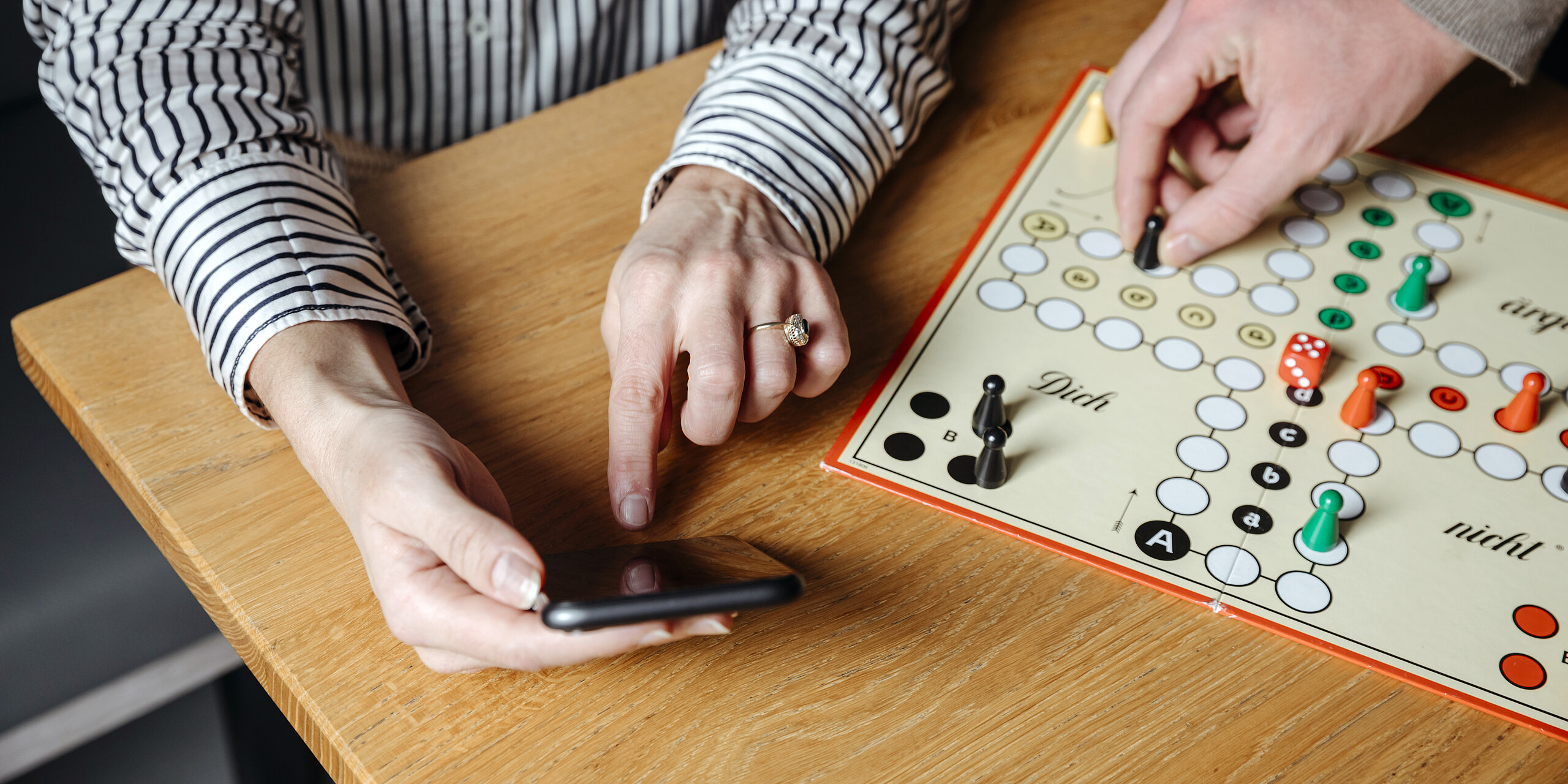 Ein Brettspiel und ein Handy.
