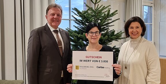 Klinikdirektor Herr Veile-Reiter zur Geschenkübergabe bei der Caritas Vorarlberg